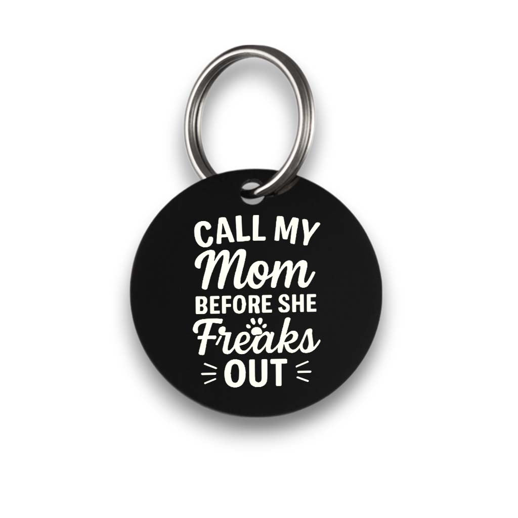 Funny black pet ID tag for dogs and cats with the engraved text 'Call My Mom Before She Freaks Out' - Tag4MyPet
