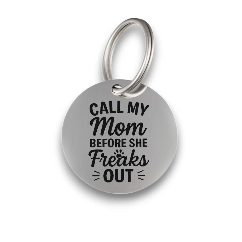 Funny silver pet ID tag for dogs and cats with the engraved text 'Call My Mom Before She Freaks Out' - Tag4MyPet
